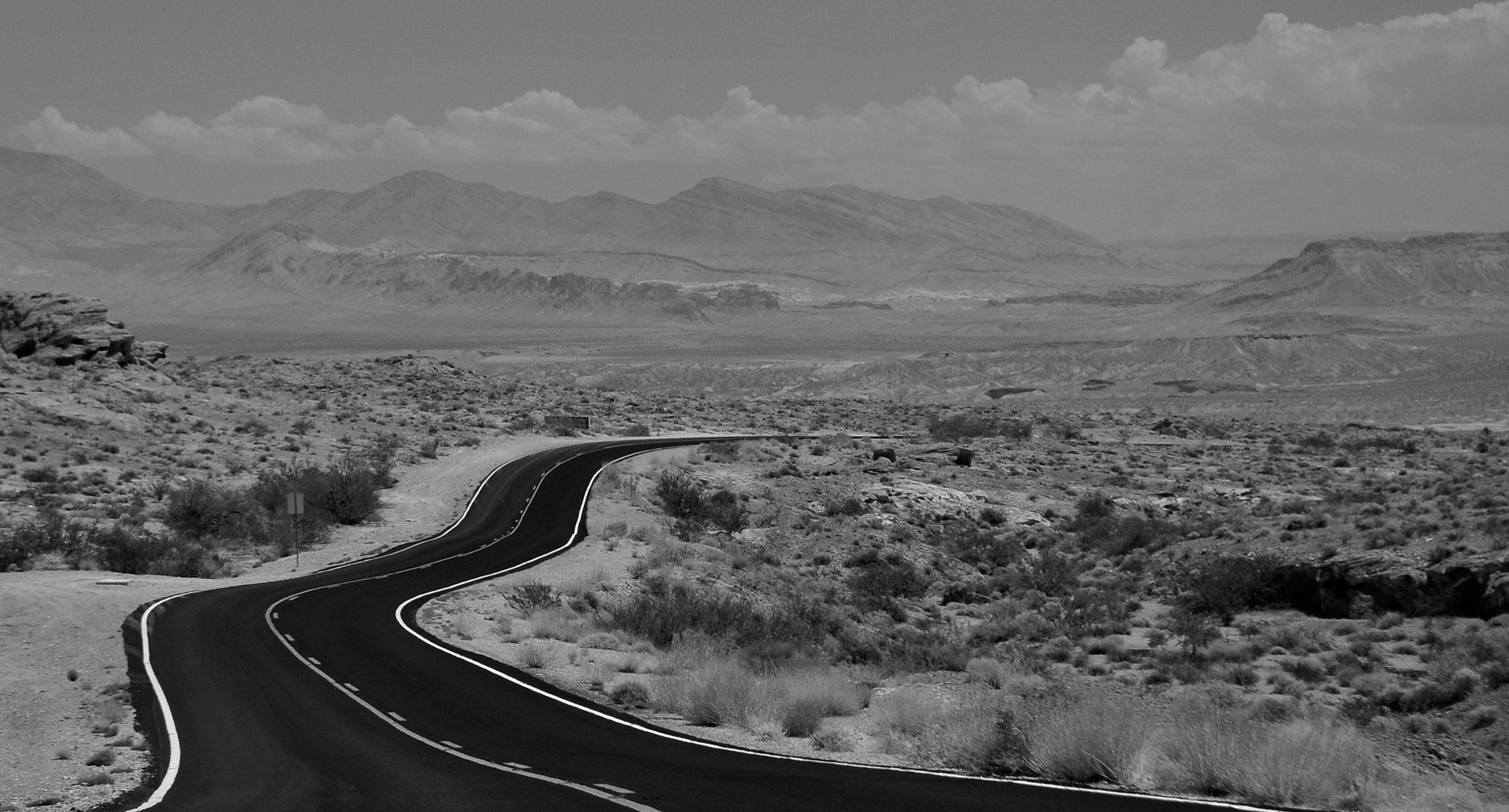 Paisaje de ruta en medio del desierto en noroeste argentino.